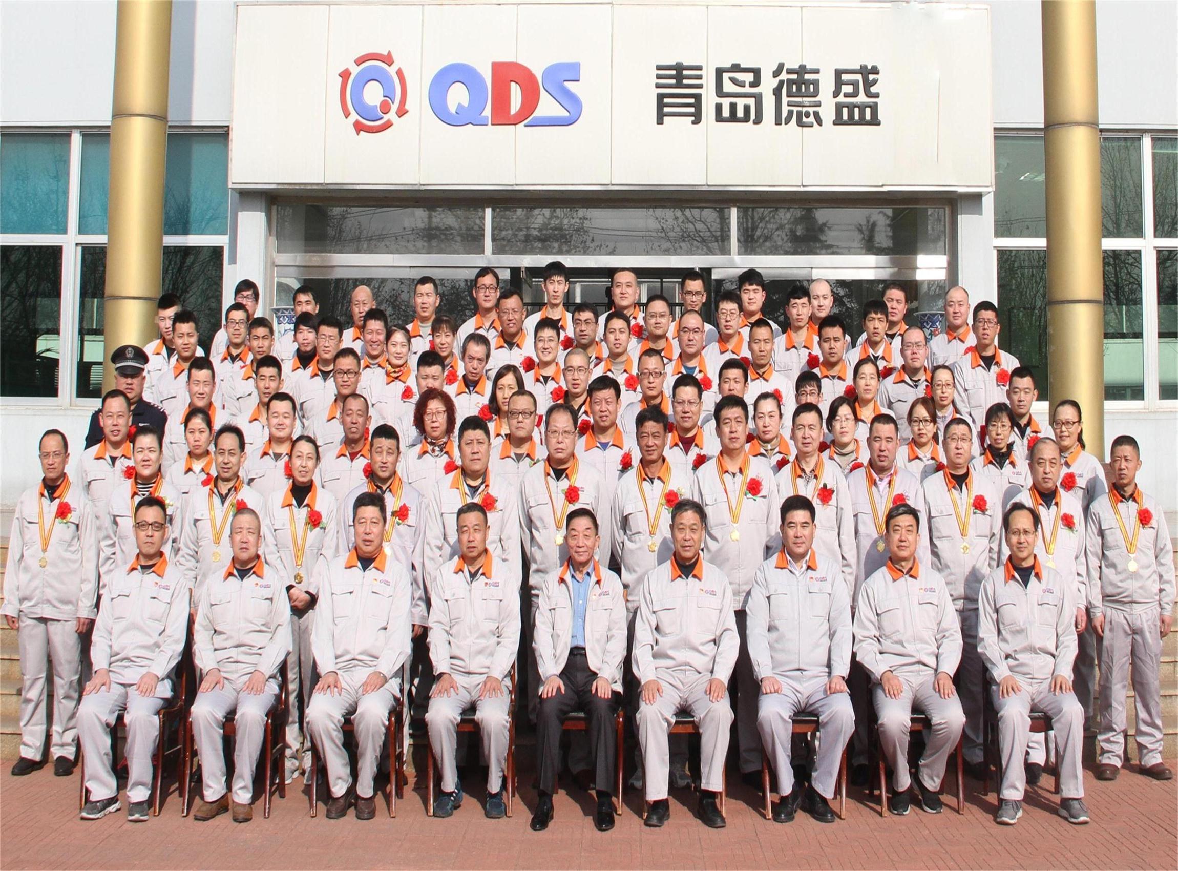 董事長孫佩璋及全體高管與獲獎員工、榮獲獎牌員工合影